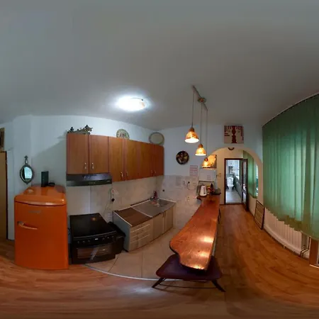 Pink Hudini Zajazd *