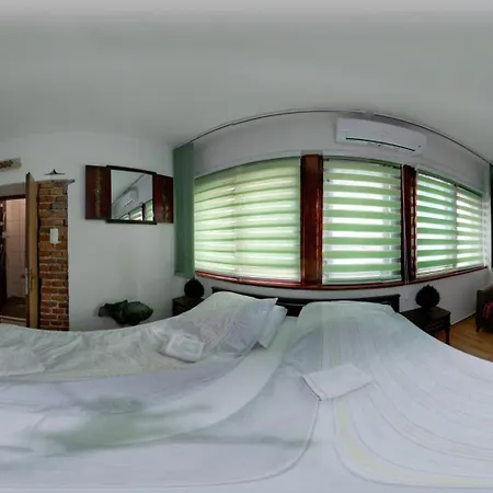 Pink Hudini Zajazd *