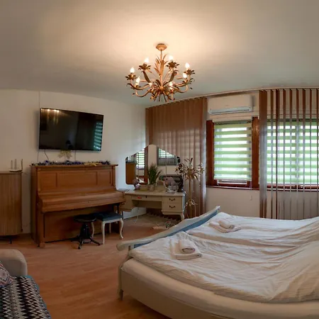 Pink Hudini Zajazd *